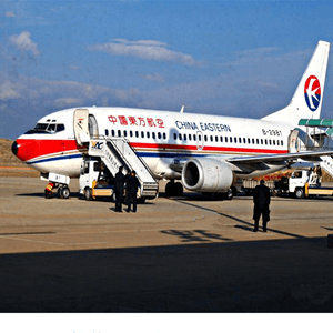 三源浦机场货运航空快运业稳步发展的原因是什么？